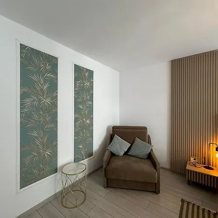 Minimalist 1